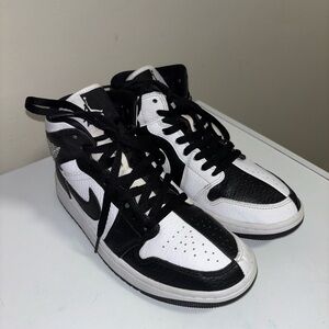 Jordan air 1 mid SE homage spilt black and white
